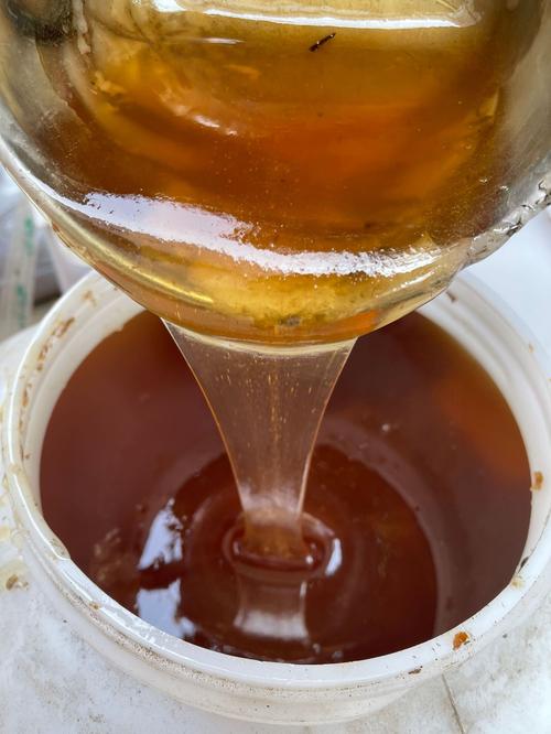 如何选择可靠的洋槐蜂蜜批发厂家兼谈蜂产品市场现状